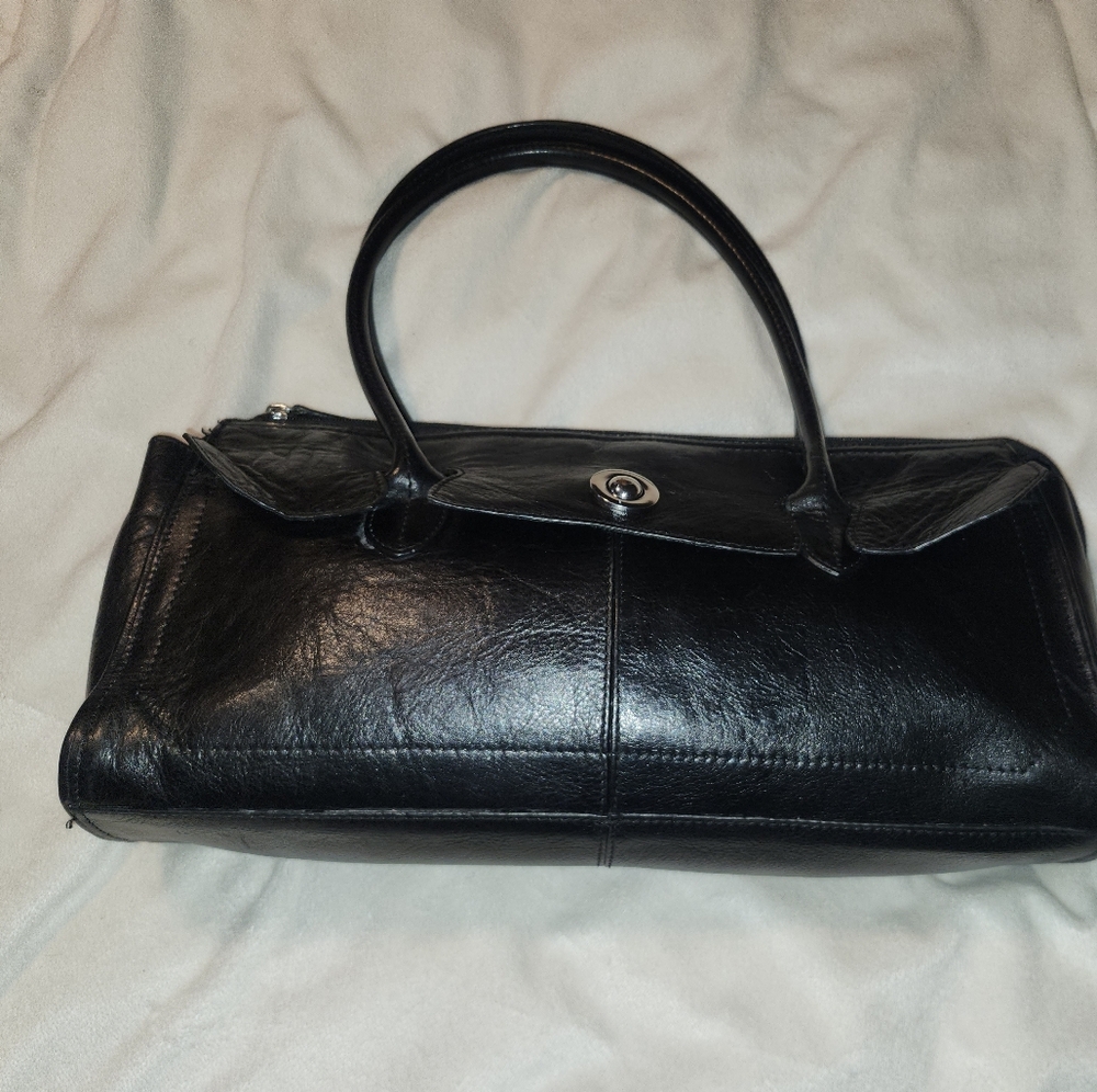 Sleek Black Leather Shoulder Bag with Turn-Lock Detail